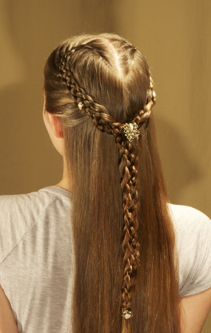 elizabethan hairstyles, long straight dark brown hair, with a braid on each side, joining to form a single braid in the middle, and decorated with ornaments, made of gold and pearls